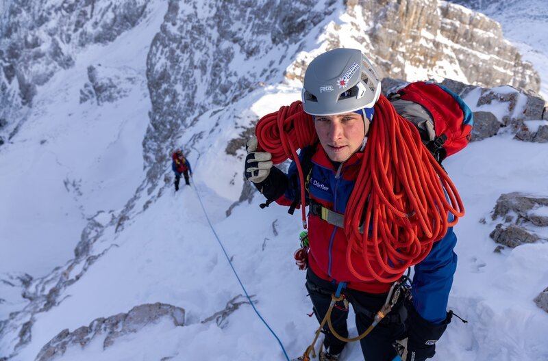 Bergretter der Bergwacht Grainau: Franz Dörfler in der Nähe des Zugspitzgipfels. Weiteres Bildmaterial finden Sie unter www.br-foto.de. – Bild: BR/​Timeline Production