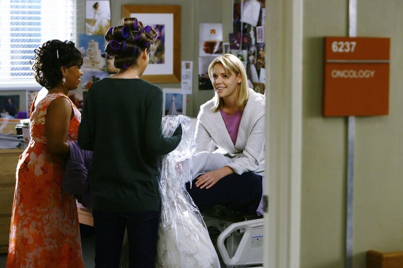 Obwohl sich Izzies (Katherine Heigl, r.) Zustand rapide verschlechtert, kreisen ihre Gedanken nur um Merediths (Ellen Pompeo, M.) und Dereks Hochzeit. Doch da kommt Bailey (Chandra Wilson, l.) eine besondere Idee … – Bild: American Broadcasting Companies, Inc. /​ Scott Garfield