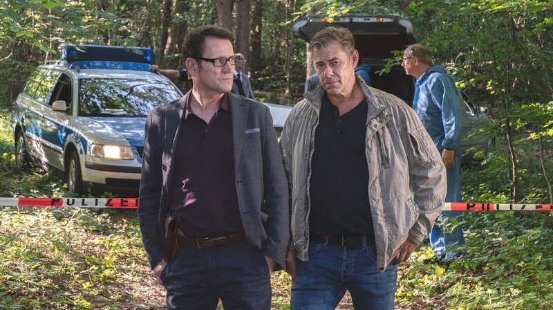 Lars Englen (Ingo Naujoks, l.) und Kommissare Finn Kiesewetter (Sven Martinek, r.). – Bild: ARD/​Georges Pauly