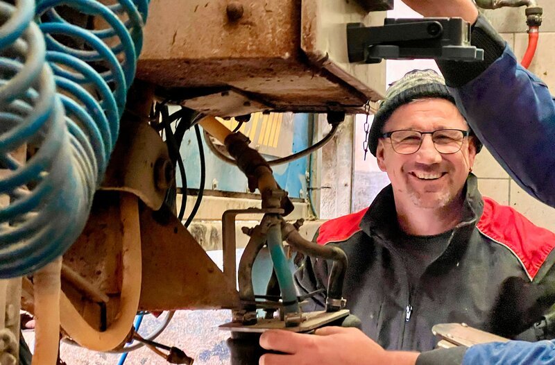 Tony Soyer programmiert seine vollautomatische Melkmaschine. Weiteres Bildmaterial finden Sie unter www.br-foto.de. – Bild: BR/​Christian Lerch