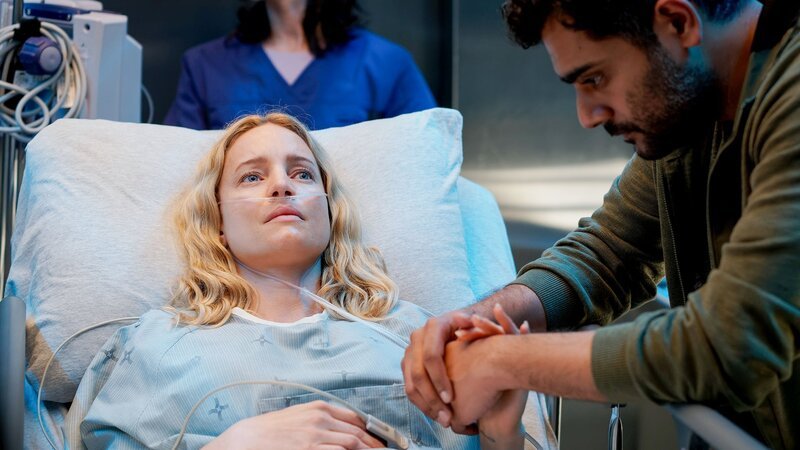 Sie unterstützen sich gegenseitig: Laurence Leboeuf als Magalie Leblanc, Hamza Haq als Bashir Hamed – Bild: SRF/​NBC