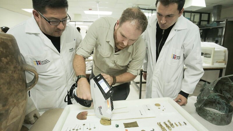 Josh Gates, Diego Matute and Marcos Sampertegui use an XRF Gun to determine the composition of Father Carlo Crespi’s artificats at the Pumapungo Museum in Cuenca, Ecuador, as seen on Travel Channel’s Expedition Unknown. – Bild: MAX Hungary