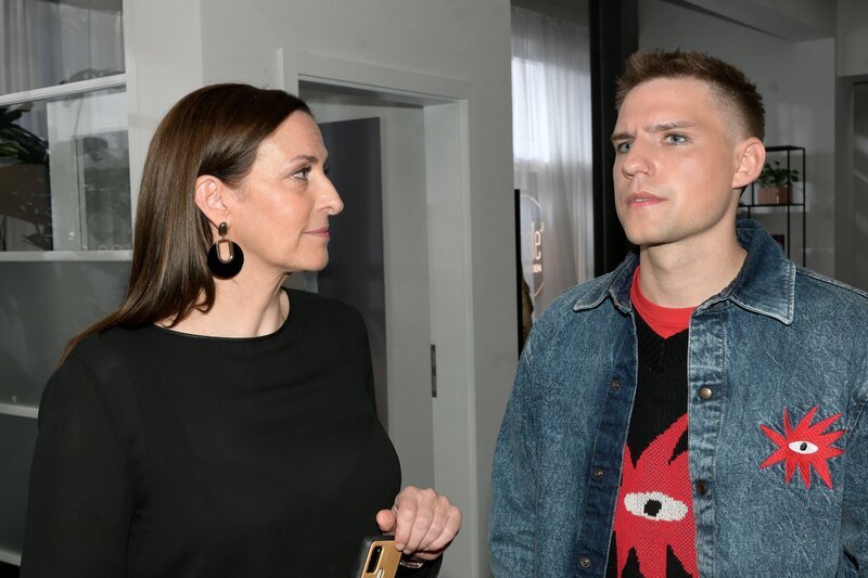 Katrin (Ulrike Frank) erfährt von Moritz (Lennart Borchert), dass Laura für die Agentur vorerst in den Hintergrund tritt. – Bild: RTL