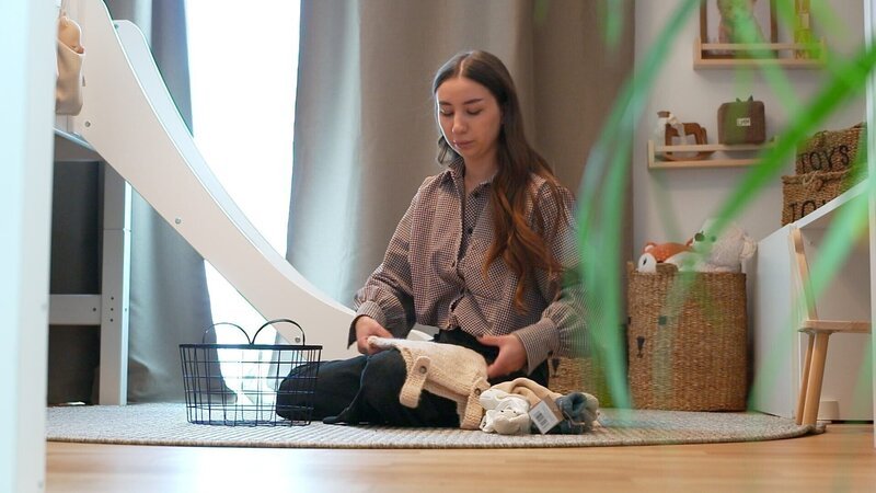 Sabrina hat eine Stille Geburt durchlebt, muss aber trotzdem als Mama für ihren fünfjährigen Sohn da sein. – Bild: ORF/​Landesstudio Tirol