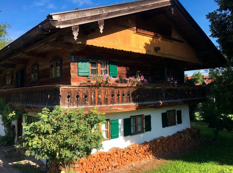 Altes Bauernhaus in Thanning bei Egling. – Bild: BR/​Sylvia von Miller