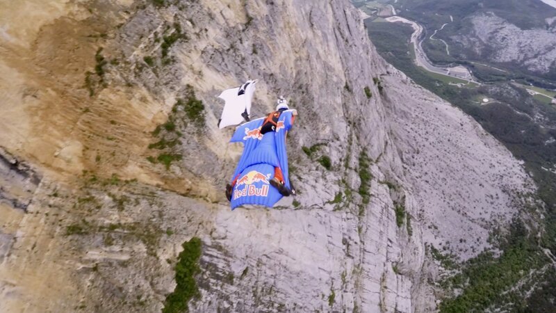 Das Bild zeigt einen Formationsflug im Wingsuit mit Athleten des Red Bull Skydive Teams. – Bild: Curiosity TV