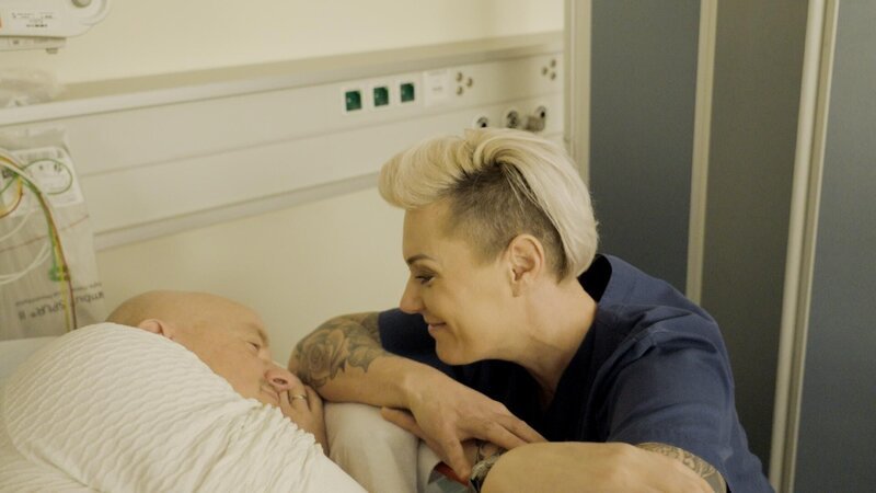 Caros Ehemann Jens und Doc Caro nach der Untersuchung. – Bild: RTL