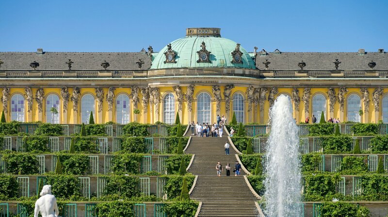 Deutschlands Welterbe sind vielseitig und touristische Anziehungspunkte für viele Regionen. Der Film zeigt Besonder- und Eigenheiten ausgewählter Welterbe, quer durch die Republik. – Schloss Sanssouci in Potsdam. – Bild: rbb/​imago/​Schöning