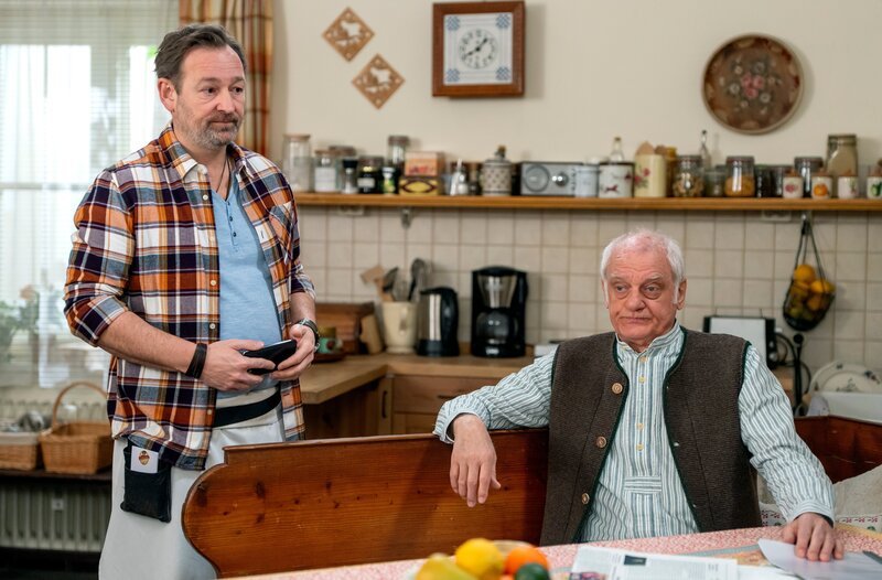 Von links: Gregor (Holger Matthias Wilhelm) ist angefressen, als Joseph (Michael Vogtmann) seine Entscheidung gegen den Denkmalschutz nicht akzeptieren will. Weiteres Bildmaterial finden Sie unter www.br-foto.de. – Bild: BR/​Ewa Wiese