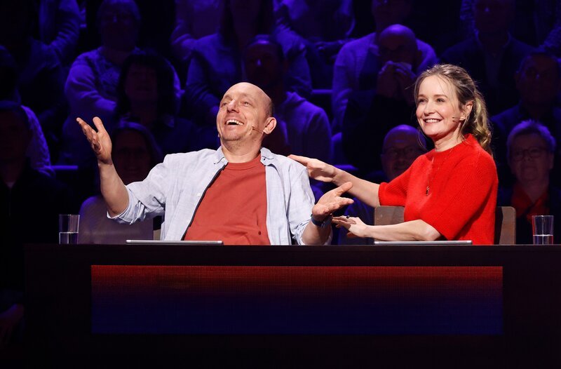 Rateteam-Kapitän Bernhard Hoëcker (l.) und die Schauspielerin Stefanie Stappenbeck (r.). – Bild: ARD/​NDR/​UFA SHOW & FACTUAL/​Morris Mac Matzen