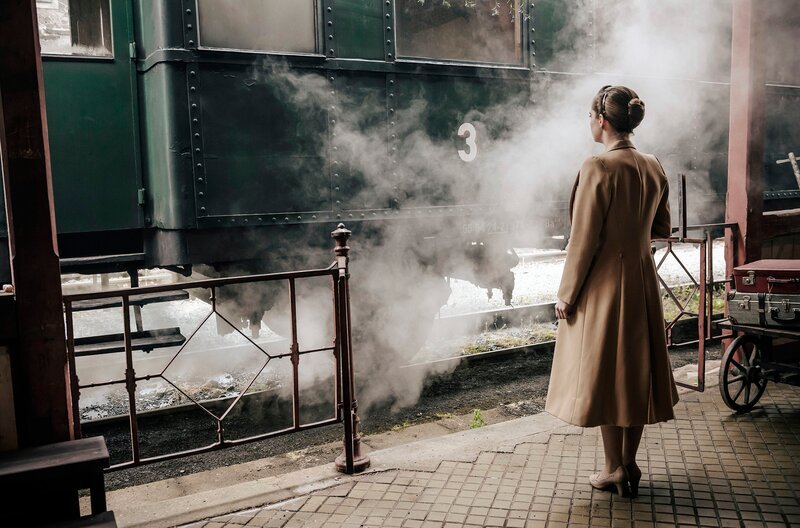 Gundel Krasemann (Vanessa Loibl) vor dem Zug am Bahnhof Altena. – Bild: WDR/​UFA Fiction/​Stanislav Honzik