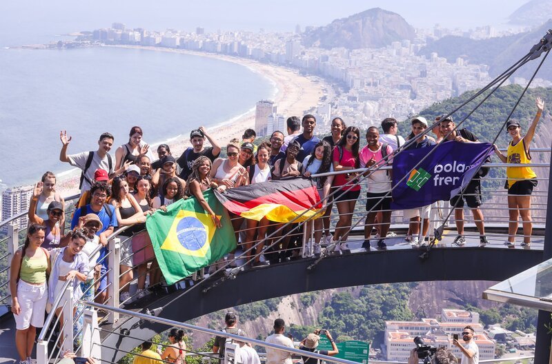 Von Köln-Chorweiler auf den Zuckerhut: Brasilianische Schülerinnen und Schüler mit ihren deutschen Austauschschülern vor der Kulisse Rios und den Traumstränden der Stadt. – Bild: WDR/​Nils Rode