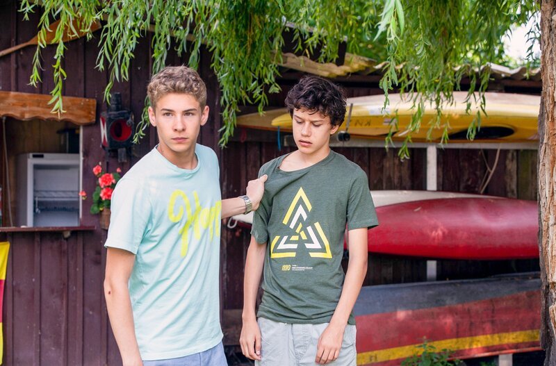 Niklas (Noah Calvin, r.) kann nicht glauben, dass sein Freund Josh (Philipp Noah Schwarz, l.) verdächtigt wird. – Bild: ORF/​Bavaria/​ARD/​SWR/​Daniel Schmid