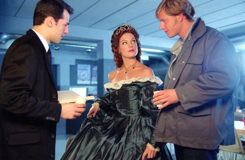 Toprak (Erol Sander, li.) und Holldau (Henning Baum) befragen Clara (Elke Winkens) zum Mord an ihrer Kollegin Rita. Dabei kommt heraus, dass Clara immer neidisch auf Rita war, denn sie hätte gerne selbst die Sissy gespielt. – Bild: ORF 2