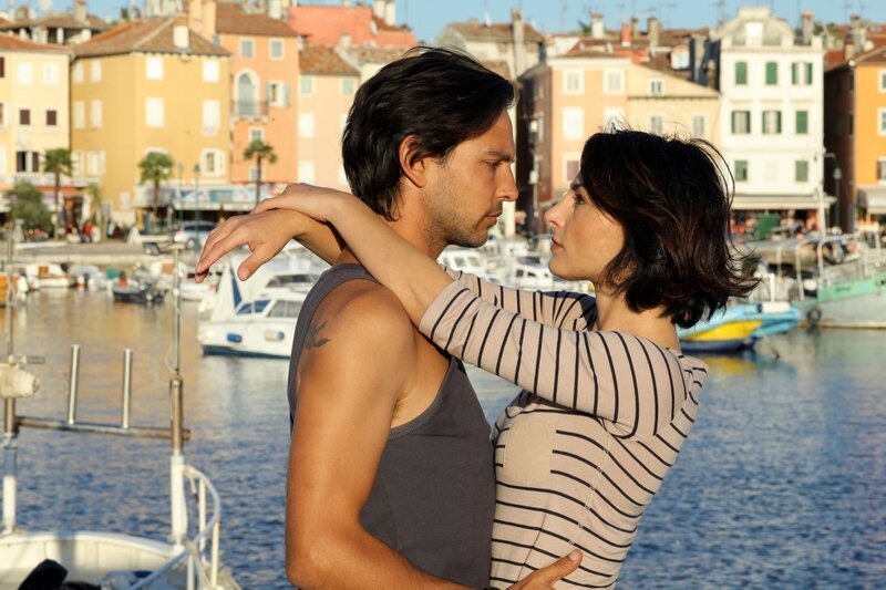 L-R: Matej (Dennis Cubic) and Ena (Miranda Leonhardt). – Bild: ORF/​Graf Film/​Petro Domenigg