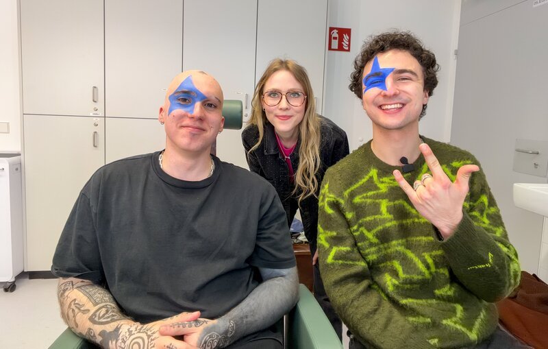 Sänger COSMÓ zeigt Lena, wie und wo sein Song „Tanzschein“ entstanden ist. – Bild: ORF