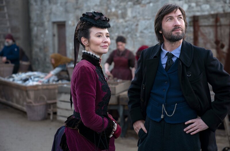 Mary Hardacre (Claire Cooper, l.), Sam Hardacre (Liam McMahon, r.). – Bild: WDR/​Playground Television (UK) 2 Ltd.