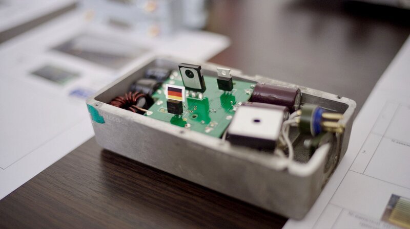 Manche der deutschen Komponenten sind winzig – für die Steuerung und Navigation der Waffensysteme jedoch entscheidend. – Bild: NDR