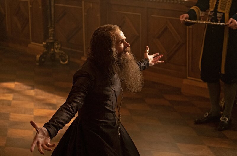 Archbishop (Adam Godley) – Bild: WDR/​MRC II Distribution Company L.P./​Ollie Upton/​Hulu