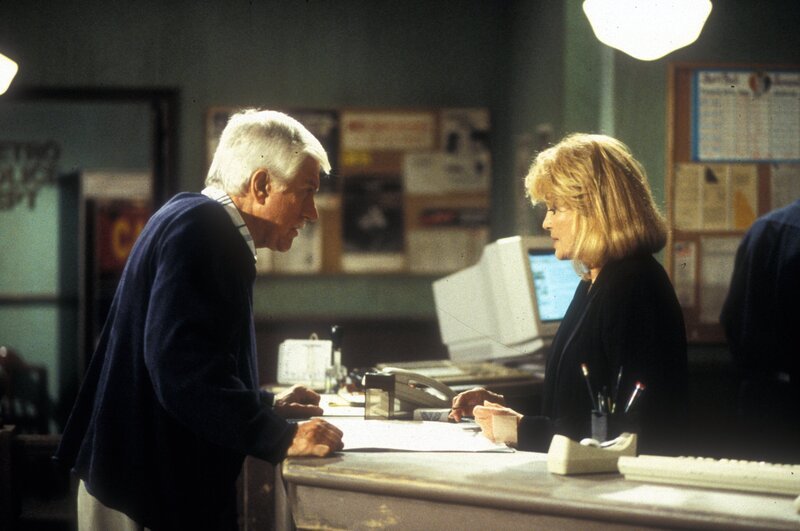Dr. Mark Sloan (Dick Van Dyke, l.) und Captain Pike (Angie Dickinson, r.) überprüfen gemeinsam einige Spuren im Mordfall Janet Watson. – Bild: CBS Studios Inc. All Rights Reserved. Lizenzbild frei