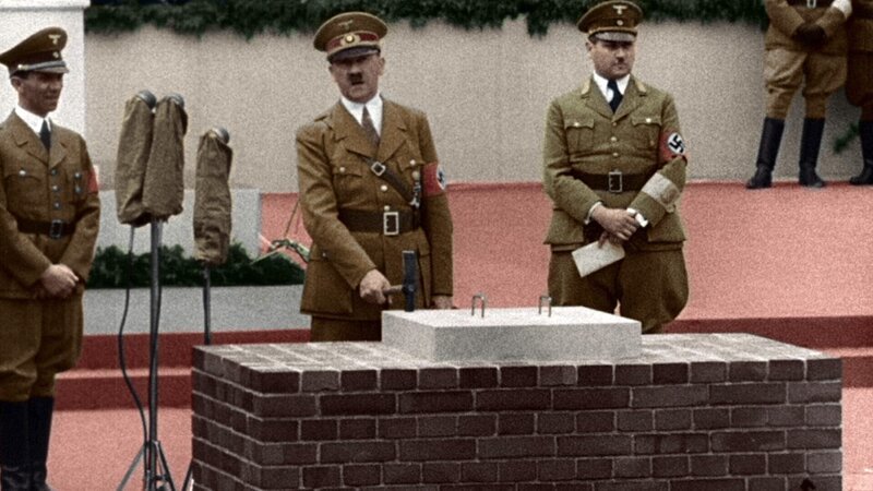 Die Grundsteinlegung: Hitler und Goebbels bei der Eröffnung des Bauprojektes Germania. – Bild: ORF/​ZDF/​Bundesarchiv