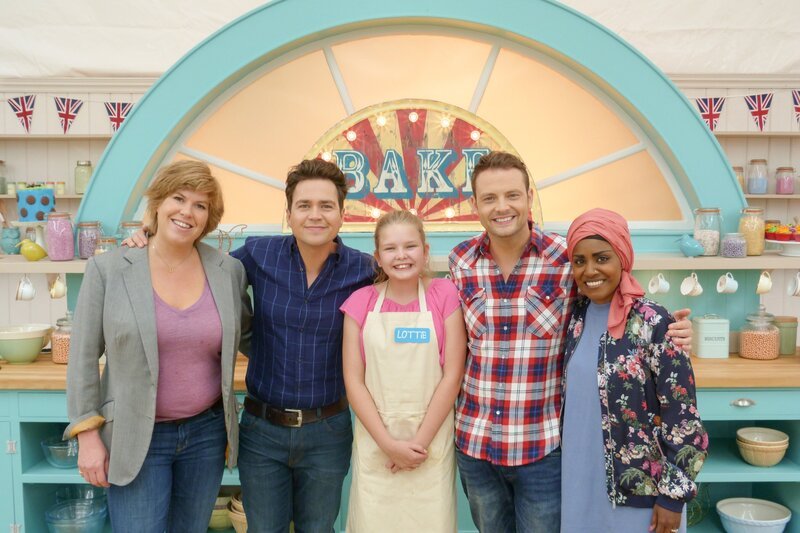 (v.li.): Allegra McEvedy, Sam Nixon, Lottie, Mark Rhodes und Nadiya Hussain. – Bild: ORF/​BBC/​Love Productions/​George Kimm