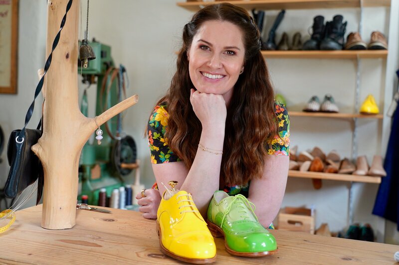 Hoagascht Moderatorin Conny Bürgler in der Werkstatt von Schuhmacherin Bernadette Baldauf. Aufgenommen im Rahmen von ServusTV´s Hoagascht "Seele und Sohle - Maßschuhe aus Kleinarl" am 25.03.2026 in der Schusterei, Kleinarl, Salzburg, Österreich. – Bild: ServusTV /​ Brigitte Erhart /​ Degn Film
