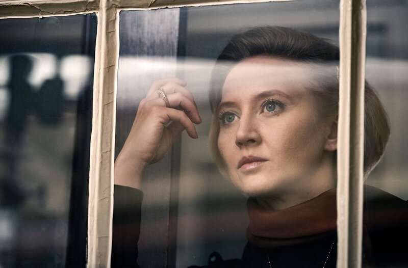 Margot (Anna Maria Mühe) sieht ins Werk, eine Sekretärin hat eine Nachricht für sie. – Bild: WDR/​UFA Fiction/​Martin Valentin Menke
