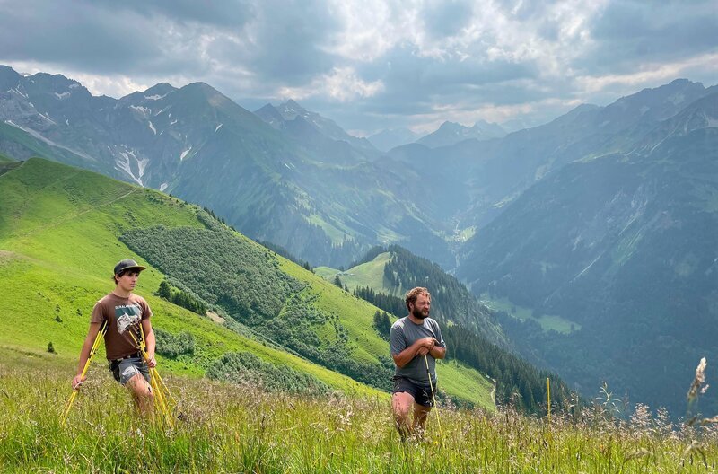 Viehhirte Patrick Schuster und Kleinhirte Roman Vogler auf der Alpe Einödsberg auf dem Grat. Weiteres Bildmaterial finden Sie unter www.br-foto.de. – Bild: BR/​Bewegte Zeiten Filmproduktion GmbH/​Bettina Zettler