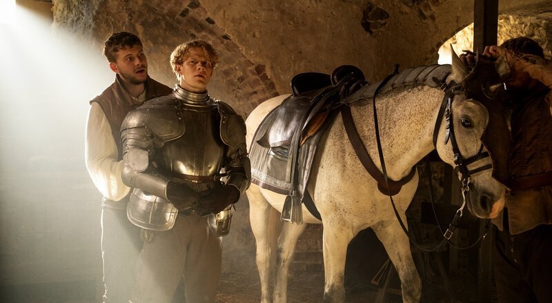 v.li.: Knappe Lorenz (Ben Felipe), Prinz Bosco (Max von der Groeben). – Bild: ORF/​Constantin Film/​Gordon Timpen