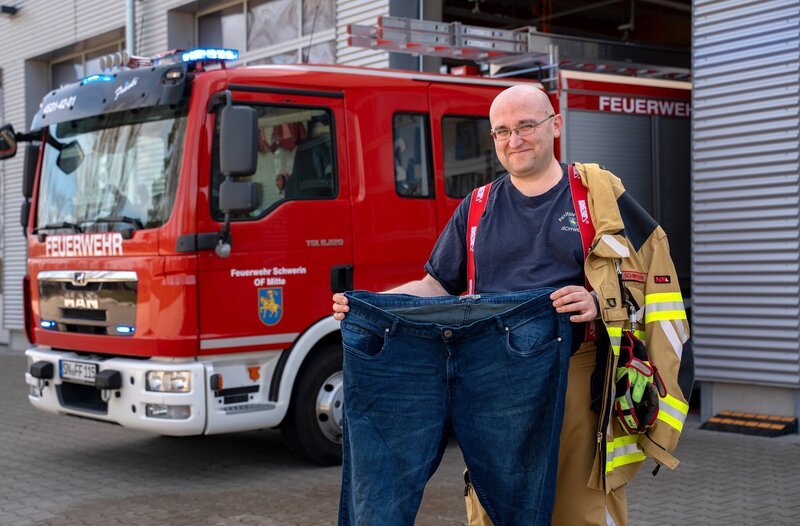 Fabian hat 45 Kilogramm abgenommen, er kann jetzt wieder bei Einsätzen dabei sein – Bild: NDR/​Petra Heißen