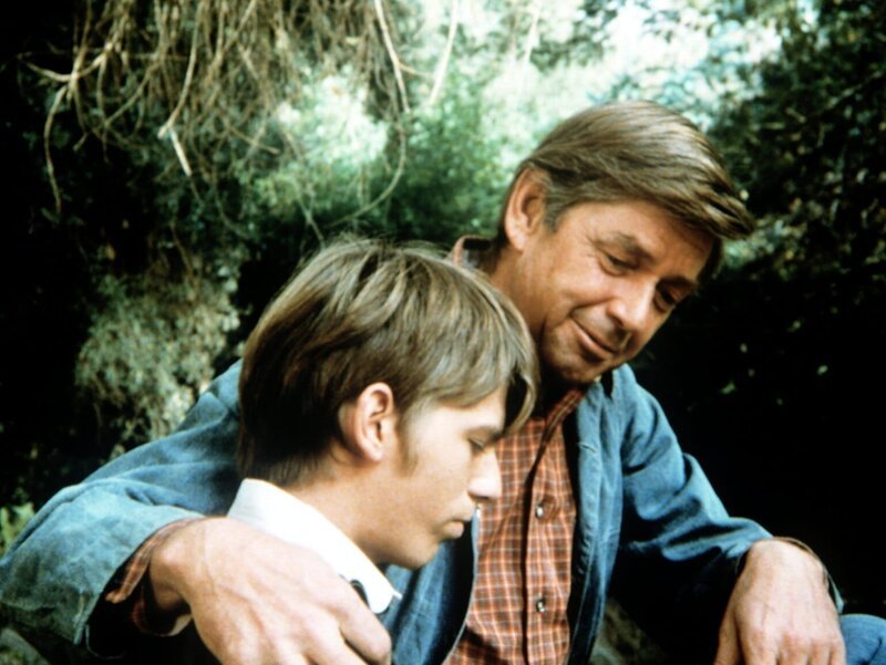 Jim-Bob (David W. Harper, l.) grübelt, ob er Prediger werden soll. Sein Vater John (Ralph Waite, r.) schildert ihm seine Auffassung von Religiosität. – Bild: Sat.1 Gold