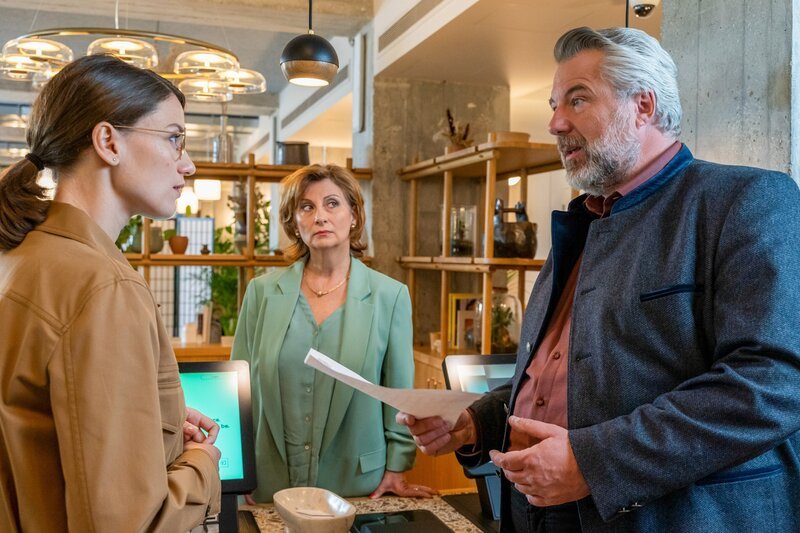 Julia Beck (Michaela Weingartner, l.), Anton Stadler (Dieter Fischer). – Bild: ORF/​ZDF/​Linda Gschwentner