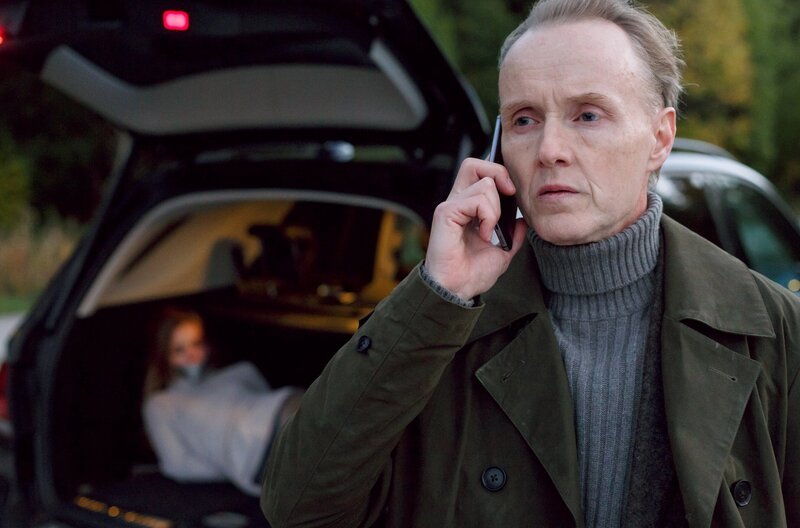 Winter (Holger Handtke) droht seine Geisel Kruse (Maike Jüttendonk) zu töten. – Bild: WDR/​Degeto/​Kai Schulz