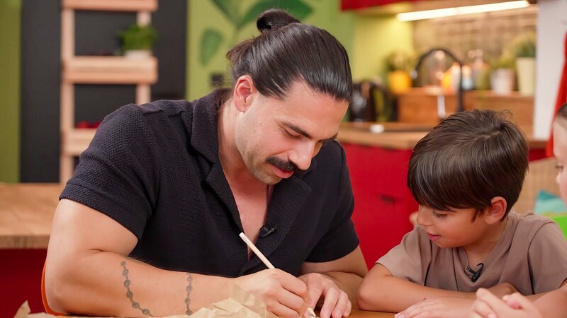 Die Geschwister Viktor und Vivienne und Papa Dejan machen Hadn-Wraps mit Hühnerfleisch und Gemüse! – Bild: ORF/​Tower10