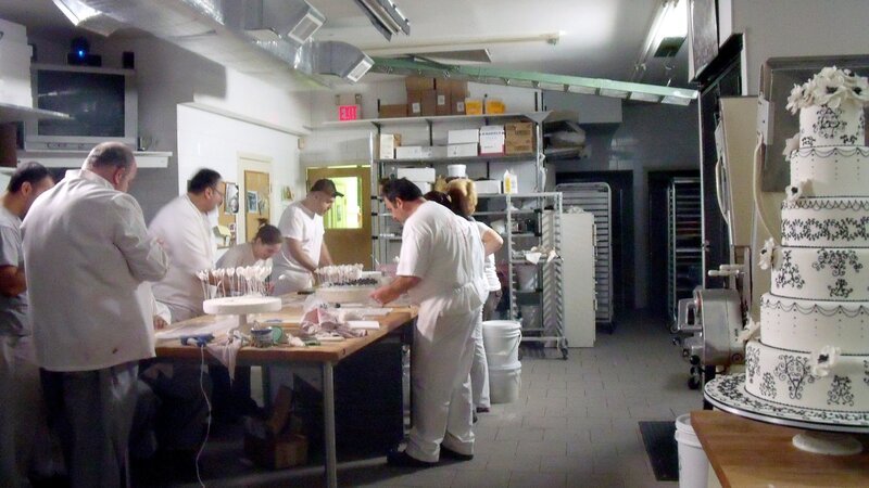 Working late. – Bild: Discovery Communications