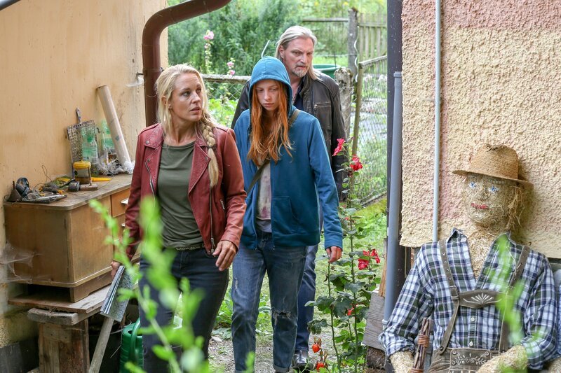 (L-R): Penny Lanz (Lilian Klebow), Nicole Kofler (Larissa Kiers), Major Carl Ribarski (Stefan Jürgens) – Bild: Stefan Haring /​ ORF /​ Satel Film