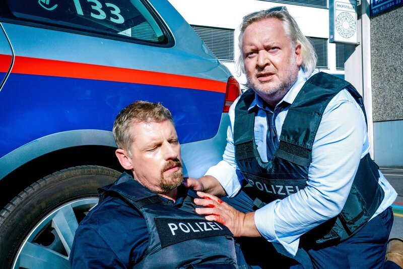 v.li.: Max Herzog (Martin Gruber), Helmuth Nowak (Gregor Seberg). – Bild: Satel Film /​ ORF