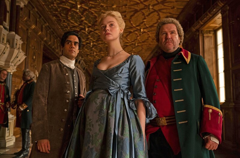 v.l.n.r.: Orlo (Sacha Dhawan), Catherine (Elle Fanning), Velementov (Douglas Hodge) – Bild: WDR/​Hulu/​Gareth Gatrell