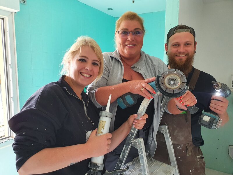 Nadine (l.), Brigitte und Peter. – Bild: RTL /​ Tokee Bros. /​ Ab in die Ruine! /​ XIII