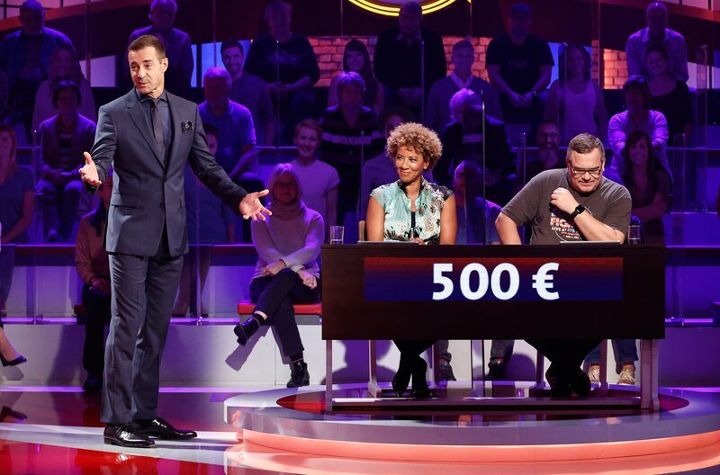 Moderator Kai Pflaume (l.) und seine Rateteam-Kapitäne Bernhard Hoëcker und Elton (r.) begrüßen den Schauspieler Dieter Hallervorden und die Fernsehmoderatorin Arabella Kiesbauer (M.). – Bild: ARD/​Morris Mac Matzen