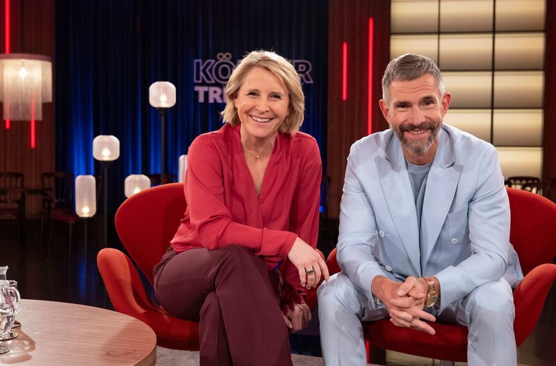 Micky Beisenherz (r) und Susan Link (l) moderieren die Sendung. – Bild: WDR/​Melanie Grande