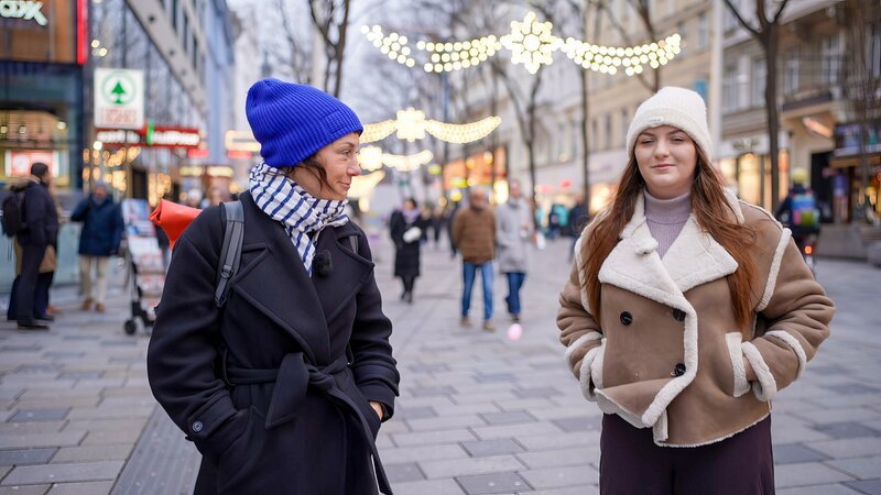 Cornelia ist 21, war als Kind von Armut betroffen. Sie erzählt Esther wie es damals für sie war. – Bild: ORF