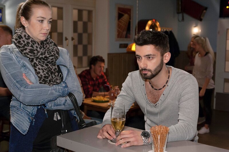 Can (Volkan Isbert) gibt vor Katja (Anna-Katharina Samsel) bemüht cool vor, dass er keine Gefühle mehr für sie hat. – Bild: RTL /​ Kai Schulz, K_ln