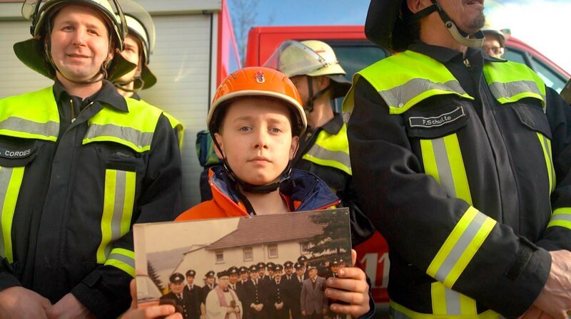 Auf Franz (Mitte) liegen große Hoffnungen – er ist der Jüngste in der Freiwilligen Feuerwehr Mellen. – Bild: WDR