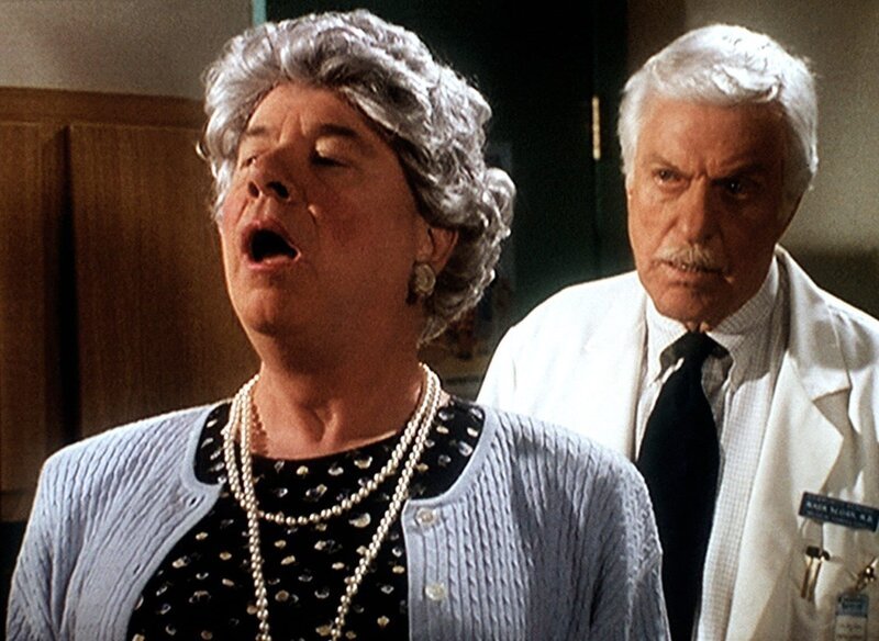 Tim (Tim Conway, l.) ist auf der Flucht vor der Polizei in Frauenkleidern ins Community General Hospital geflüchtet und offenbart nun Mark (Dick Van Dyke, r.) seine wahre Identität. – Bild: Sat.1 Gold
