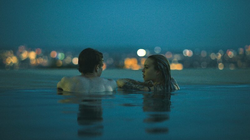 Lorenz (Jonas Holdenrieder) und Saschi (Lea Zoë Voss) genießen ihr erstes Date im Schwimmbad und kommen sich dabei näher. – Bild: ORF/​Mona Film