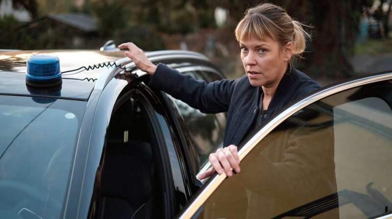 Im Einsatz: Laura (Jaschka Lämmert) auf der Spur des Entführten. – Bild: ARD Degeto/​Tivoli Film/​Petro Domenigg