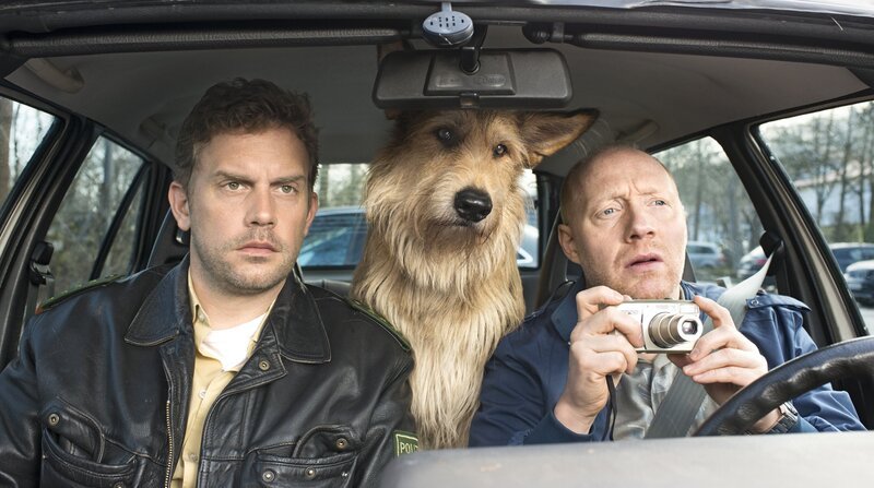 Franz Eberhofer (Sebastian Bezzel, li.) mitsamt Hund Ludwig und Rudi Birkenberger (Simon Schwarz, re.) legen sich auf die Lauer. – Bild: ARD Degeto/​BR/​2017 Constantin Film/​Bernd Schuller