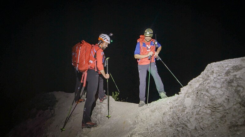 Michael Renner und Christian Resch bei einem Einsatz der Bergwacht Ramsau. – Bild: BR/​Timeline Production